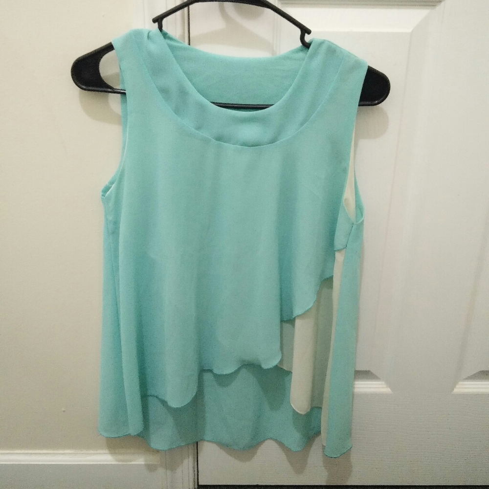 Symmetric turquoise top
